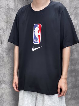 图1_元 NBA联名耐克圆领T恤 NAB是北美的男子职业篮球组织 是美国四大职业体育联盟之一 也是全世界水准最高的职业篮球赛事 在NBA赛场上 经常能见到耐克的品牌 各大篮球明星穿的也是耐克T恤 简约版 黑白两色 M L XL三码