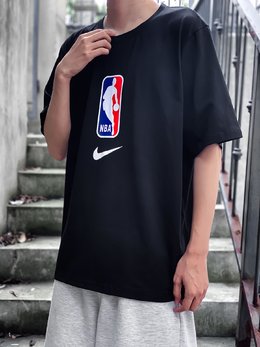 图3_元 NBA联名耐克圆领T恤 NAB是北美的男子职业篮球组织 是美国四大职业体育联盟之一 也是全世界水准最高的职业篮球赛事 在NBA赛场上 经常能见到耐克的品牌 各大篮球明星穿的也是耐克T恤 简约版 黑白两色 M L XL三码