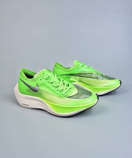 图2_终端放店Nike ZoomX Vaporfly Next 马拉松跑步鞋 鞋面使用了全新 Vaporweave 科技 这种类似蝉翼的材质相比 Flyknit 更加轻薄透气 非对称的鞋带系统和泡棉护垫的加入令舒适度更高 采用醒目的绿色作为主色调 鞋头辅以超大的 Swoosh 点缀 再配上流线型外观设计 前四 36 45 后二 40 45