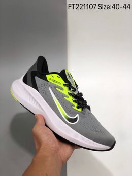 图1_Nike Zoom WINFLO 7 代 登月轻质透气休闲运动跑步鞋 采用了后掌气垫 Air Zoom 的设计 升级中底为Cushlon ST 材质上更显得轻盈透气 耐磨性提高同时也使运动鞋在穿着的时候灵活度也得以提升 FT221107