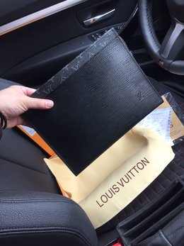 图2_配礼盒包装 下单名称 LV水波纹黑花配蓝手包顶级原单M67761绿 盥洗袋 进口水波纹化妆盒 内部空间宽敞 两侧采用接裆式设计 方便取放物品 可将它轻而易举地放进手袋中 26 x 20 x 5 cm 长 x 高 x 宽 枪色拉链设皮革垂片 可水洗式衬里 侧面采用接裆式设计 配盒子 发票 海关贴 塑封包装礼盒