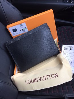 图3_配礼盒包装 下单名称 LV水波纹黑花配蓝手包顶级原单M67761绿 盥洗袋 进口水波纹化妆盒 内部空间宽敞 两侧采用接裆式设计 方便取放物品 可将它轻而易举地放进手袋中 26 x 20 x 5 cm 长 x 高 x 宽 枪色拉链设皮革垂片 可水洗式衬里 侧面采用接裆式设计 配盒子 发票 海关贴 塑封包装礼盒