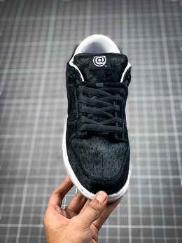 图2_纯原首发 Nike SB Dunk Low 黑马毛 联名扣篮系列复古低帮休闲运动滑板板鞋 采用脚感柔软舒适ZoomAir气垫 有效吸收滑板等极限运动在落地时带来的冲击力 为街头运动者们提供更好的保护 为了跟随美国日渐风靡街头文化 Nike选择了街头滑板运动作为切入口 扩大运动品牌领域 诞生于2002年的Nike Dunk SB 正是Nike专为滑板运动推出的改良版复古鞋款 Nike Dunk SB 全称Dunk Low Hi Pro SB SB的全称是Skate Board 即滑板运动 Dunk SB顾名思义 具有经典的Dunk血缘 又注入了更多的时尚元素 相较于普通的Dunk滑板鞋 改良版的Dunk SB加厚了鞋舌的填充 使舒适性大大提升 同时也更方便穿脱 中底部分则加入了脚感柔软舒适Zoom Air气垫 有效吸收滑板等极限运动在落地时带来的冲击力 为街头运动者们提供更好的保护 官方货号 CZ5127 001PCSIZE 36 36 5 37 5 38 38 5 39 40 40 5 41 42 42 5 43 44 45