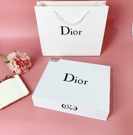 图2_下单备注 Dior彩妆五件套 每盒都带Dior专柜防伪标 专柜同步发售的高版本货 克里斯汀 迪奥于1905年出生于法国的诺曼底 Dior 在法文中是 上帝 Dieu 和 金子 or 的组合 金色后来也成了Dior品牌最常见的代表色 克里斯汀 迪奥并不是服装设计出身 毕业于巴黎政治学院 又作为企业家之子 他对艺术的热情却从未消退 1946年 在时尚领域不断浮沉后 已经不惑之年的克里斯汀 迪奥才在巴黎Montaigne大道开了第一家个人服饰店 自1946年创始以来 Dior一直是华丽与高雅的代名词 不论是时装 化妆品或是其他产品 克里斯汀 迪奥在时尚殿堂一直雄踞顶端 此款Dior 迪奥 彩妆五件套 1 蓝金口红520 2 唇彩 3 雪精灵气垫 4 睫毛膏 5 眼线笔