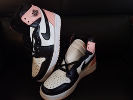 图1_Air Jordan 1 2020新配色 女鞋 Air Jordan 1于1985年推出 是耐克第一双以乔丹名字命名的篮球鞋 正是这双鞋 开启了一个时代 Air Jordan 1外形的灵感来自于在当年风靡一时的AirForce 1 同时降低中底厚度 减轻重量 增加贴地感 并采用了后掌Air Sole气垫和最经典的飞翼Logo来自于当时的Nike创意总监Peter Moore 该鞋款配色方案与黑脚趾极为相似 将黑脚趾中的红色部分替换成粉色 鞋身以白色基调呈现 黑色鞋头包裹 鞋帮和外底粉色调 符合当下流行 尺码 36 37 38 39 40