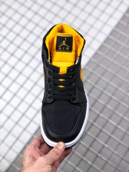 图2_Air Jordan 1 Mid 黑黄灯芯绒整体以黑色为主调 鞋舌和 Swoosh Logo 等细节都使用亮眼的黄色点缀 独特之处在于鞋面使用灯芯绒与皮革拼接 纹理质地都非常细腻 尺码 36 46货号 CI9352 001
