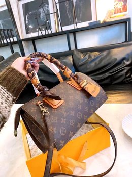 图1_独家首发 Lvvintage中古手提包 配送丝巾 原单品质 配专柜全套包装 手提袋 原版pvc搭配超纤皮 精致做工 复古又立体 秋冬搭配绝美 功能性也有了升级 手提斜背两用 出街必备的东西都装的进 尺寸 29 10 17 配盒 丝巾