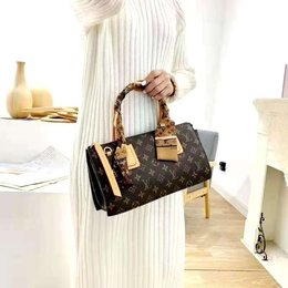 图2_独家首发 Lvvintage中古手提包 配送丝巾 原单品质 配专柜全套包装 手提袋 原版pvc搭配超纤皮 精致做工 复古又立体 秋冬搭配绝美 功能性也有了升级 手提斜背两用 出街必备的东西都装的进 尺寸 29 10 17 配盒 丝巾
