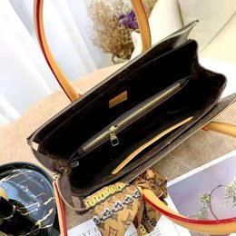 图3_独家首发 Lvvintage中古手提包 配送丝巾 原单品质 配专柜全套包装 手提袋 原版pvc搭配超纤皮 精致做工 复古又立体 秋冬搭配绝美 功能性也有了升级 手提斜背两用 出街必备的东西都装的进 尺寸 29 10 17 配盒 丝巾