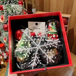 图3_圣诞节特供 Dior爱心耳环气垫圣诞水晶球礼盒 抢破头的Dior2020圣诞水晶球 限量套盒 撩妹的赶紧来撸哦 Dior铆钉气垫 Dior740 爱心圣诞耳环 独家爆款 一套满足您所有需求 圣诞来临之际礼物赶紧送起来啦