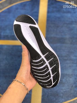 图3_耐克Nike Zoom WINFLO 7 代 登月V7 轻质透气休闲运动跑步鞋 升级中底为Cushlon ST 材质上更显得轻盈透气 耐磨性提高同时也使运动鞋在穿着的时候灵活度也得以提升 编码 0750622