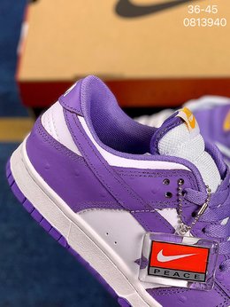图2_公司级 带半码 耐克Nike Dunk Low Flip the Old School 白紫色 鸳鸯 倒钩 鞋子主要是白色和紫色 尽管仅使用两种颜色来呈现这双鞋 但组件很多 非常醒目 首先 这种织物是由非常稀有的鸵鸟皮制成 具有无数的突出颗粒 左脚和右脚的颜色也完全相反 更值得注意的是 鞋侧面的Nike Swoosh采用了底切设计 货号 DJ4636 100 编码 0813940