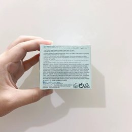 图2_修丽可海洋菁萃保湿面霜60ml 杜克清爽补水修护 这款面霜保湿成分是海洋藻类提取物 跟走含神经酰胺的产品不是一个路子 油皮控油保湿 敏感痘肌可以用来修护屏障 镇静舒缓 也不会长闭口 白色乳液状 轻薄顺滑 像细软绵绵的冰淇淋 闻起来是很好闻的淡植物味道 延展性好 吸收神速 吸收后不油不粘不腻 是会让人安心的存在感