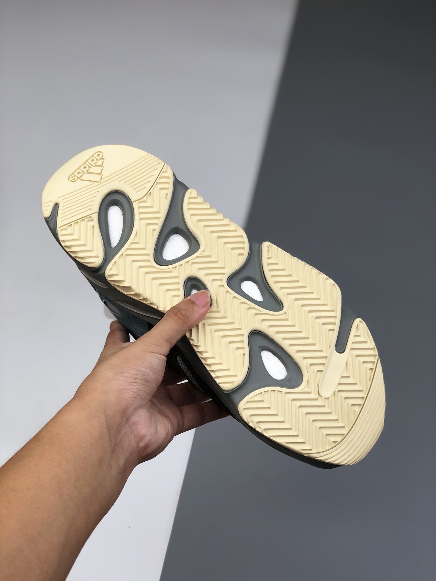 图9_adidas阿迪达斯