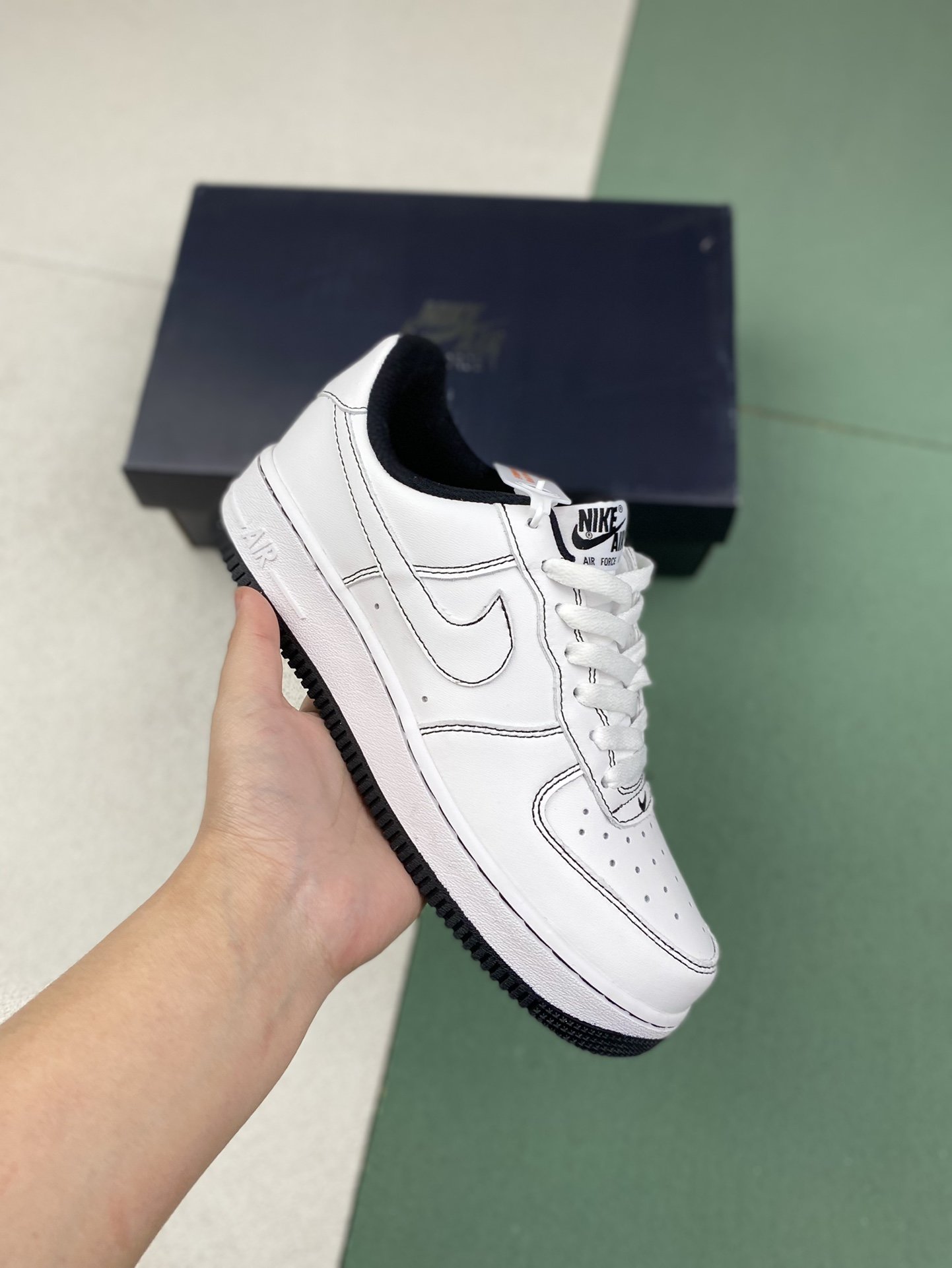 耐克板鞋】独家实拍Nike Air Force 1 07 LV8 空军一号白_潮牌一族